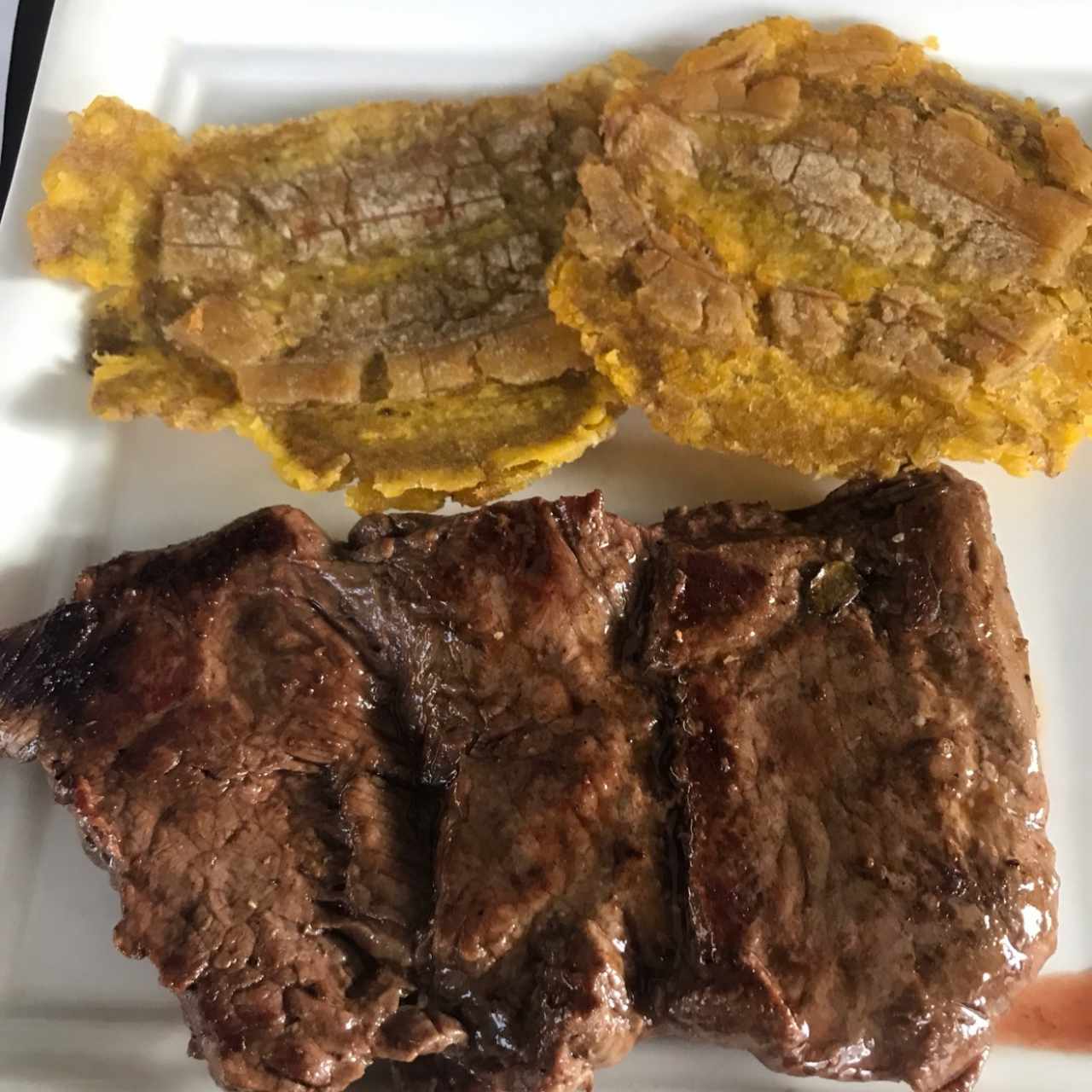 Lomo a la plancha con patacones.