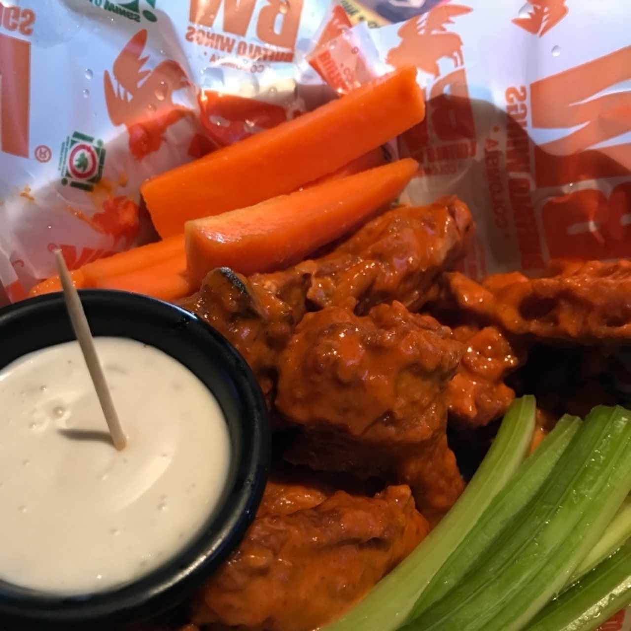 Wings con salsa buffalo.
