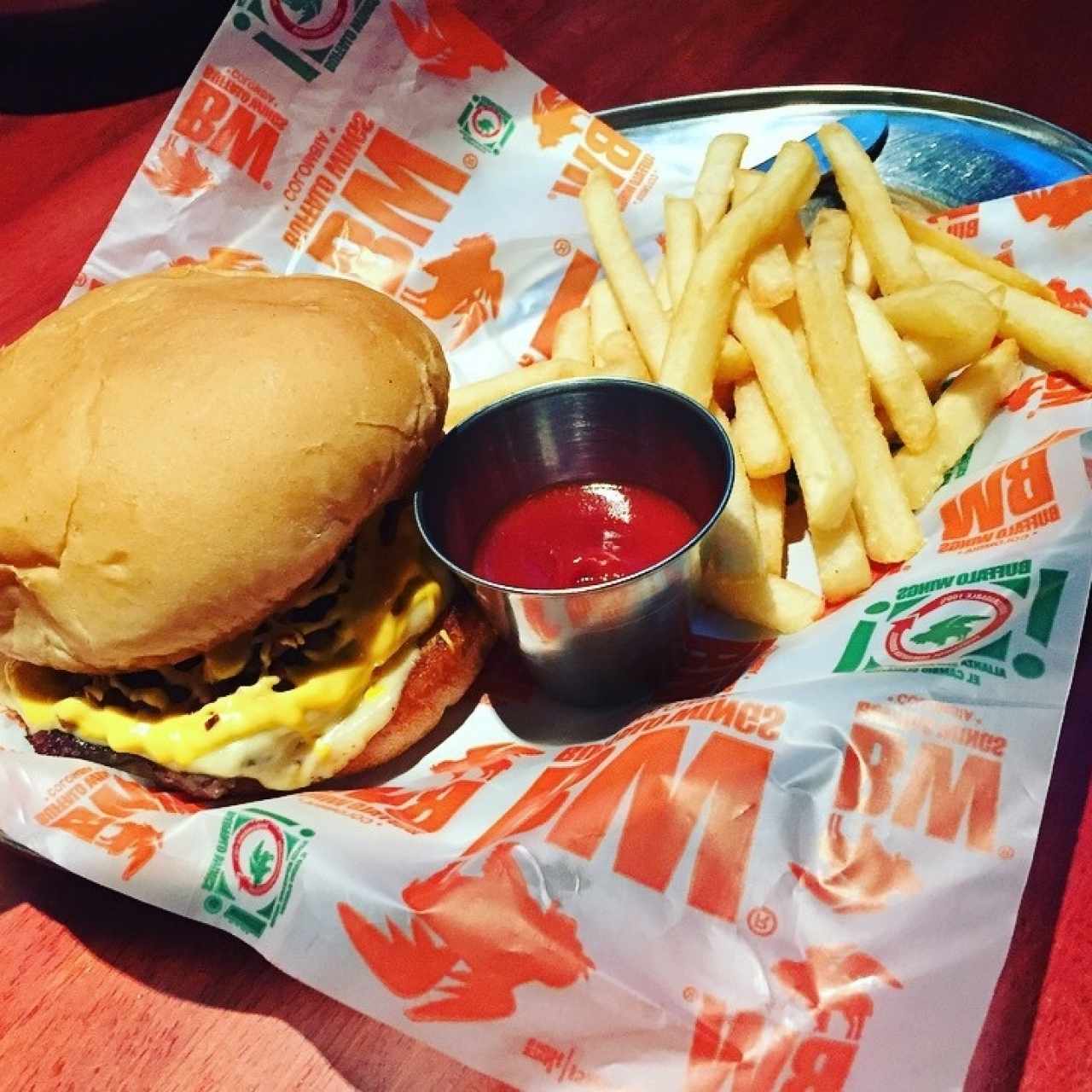 Hamburguesa clasica adicion de queso cheddar y tocineta