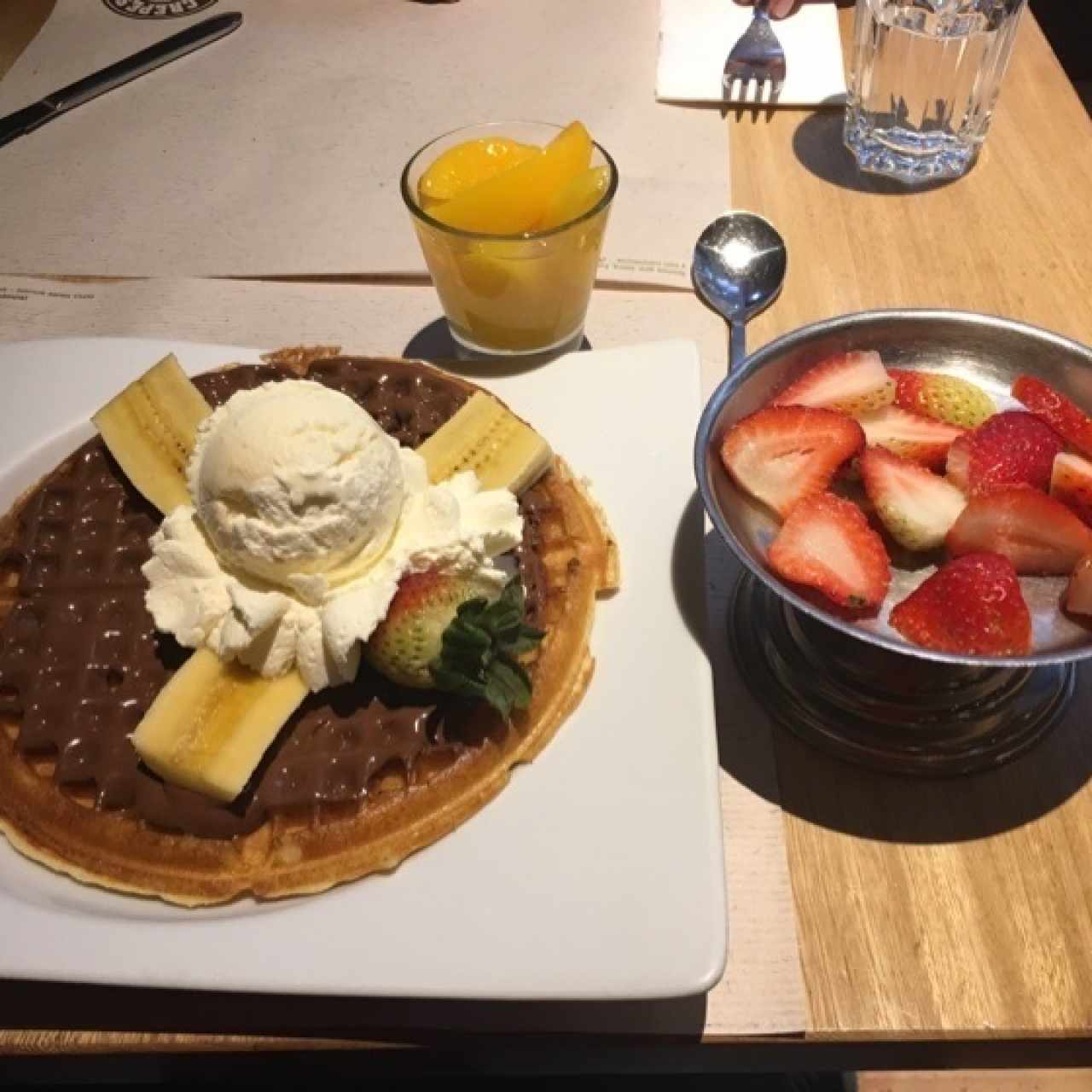 Wafle nutella con adicion de melocoton y fresa