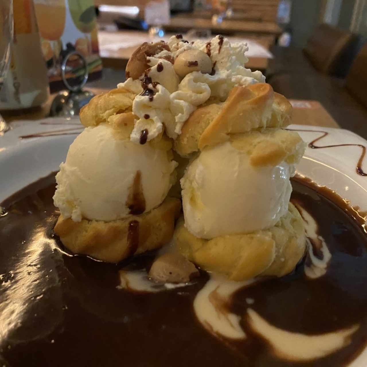 Profiterol con helado de vainilla