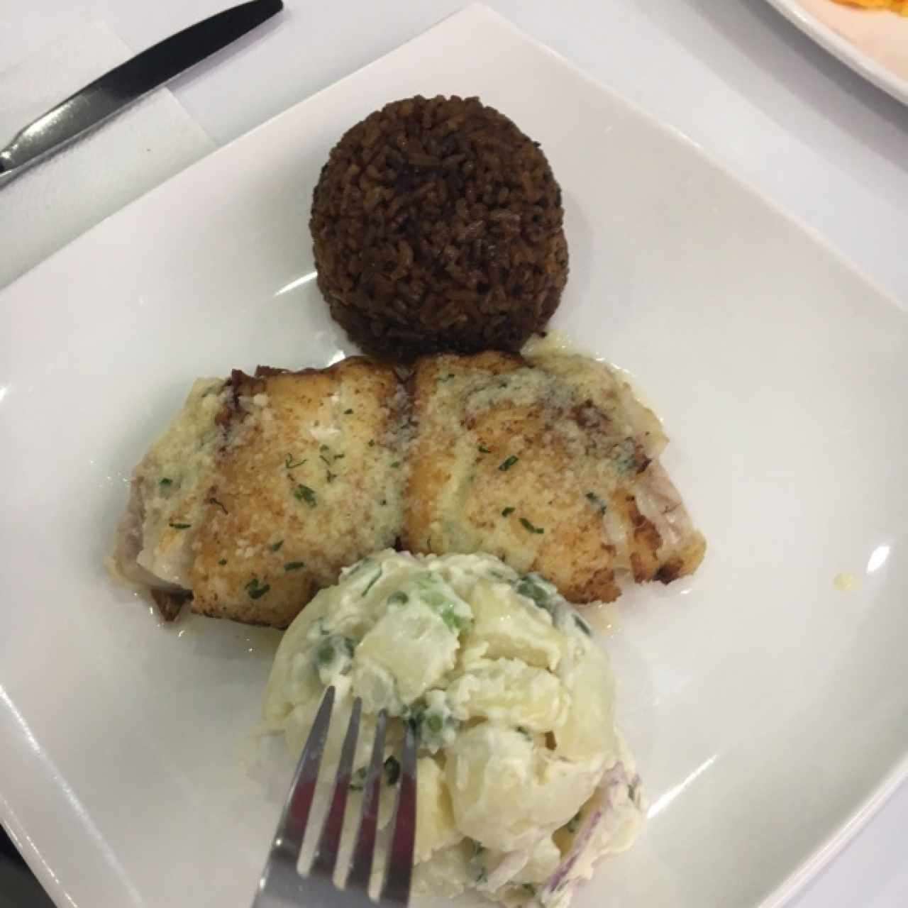robalo,arroz con camaron y ensalada rusa