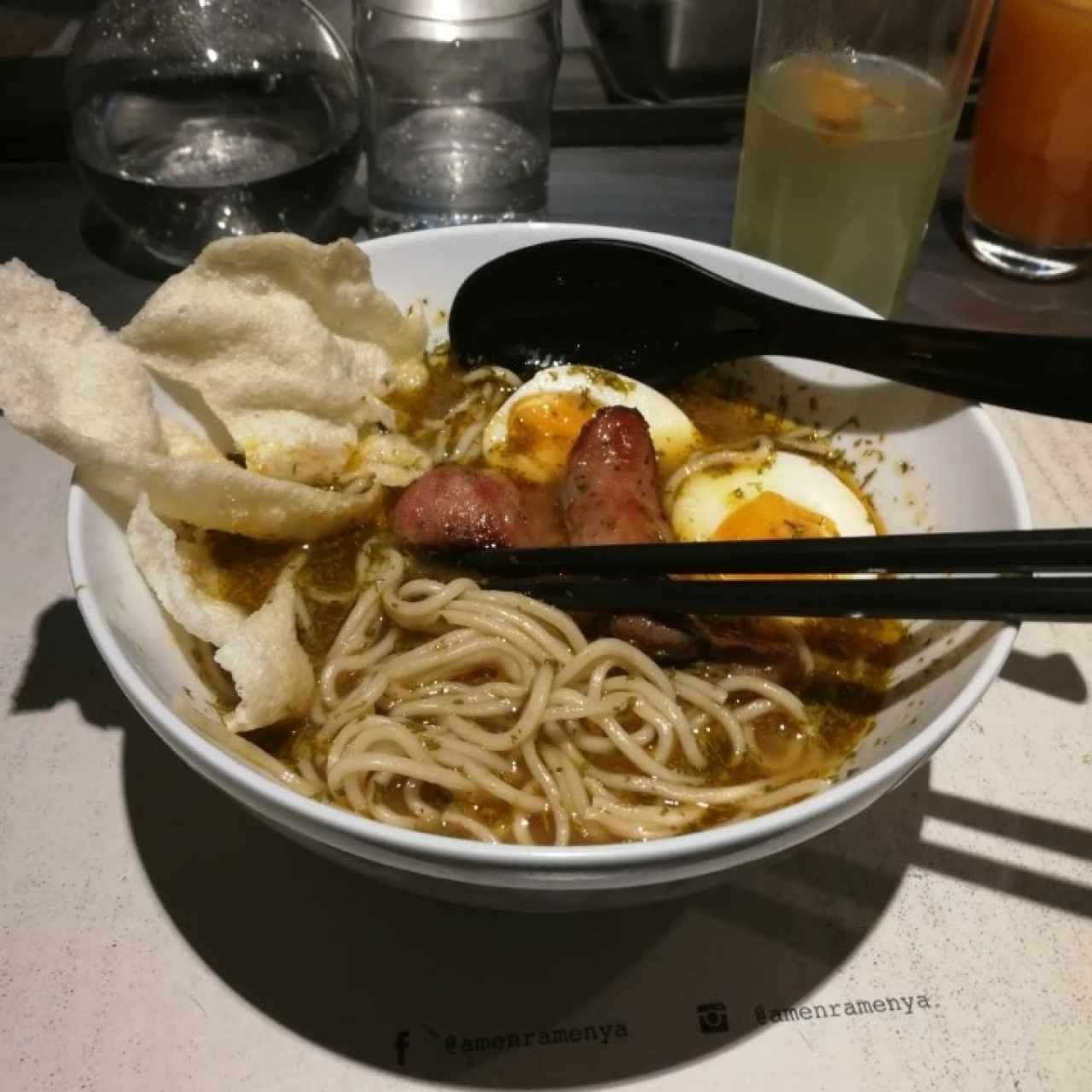 Ramen con Chorizo, chicharrón y huevo