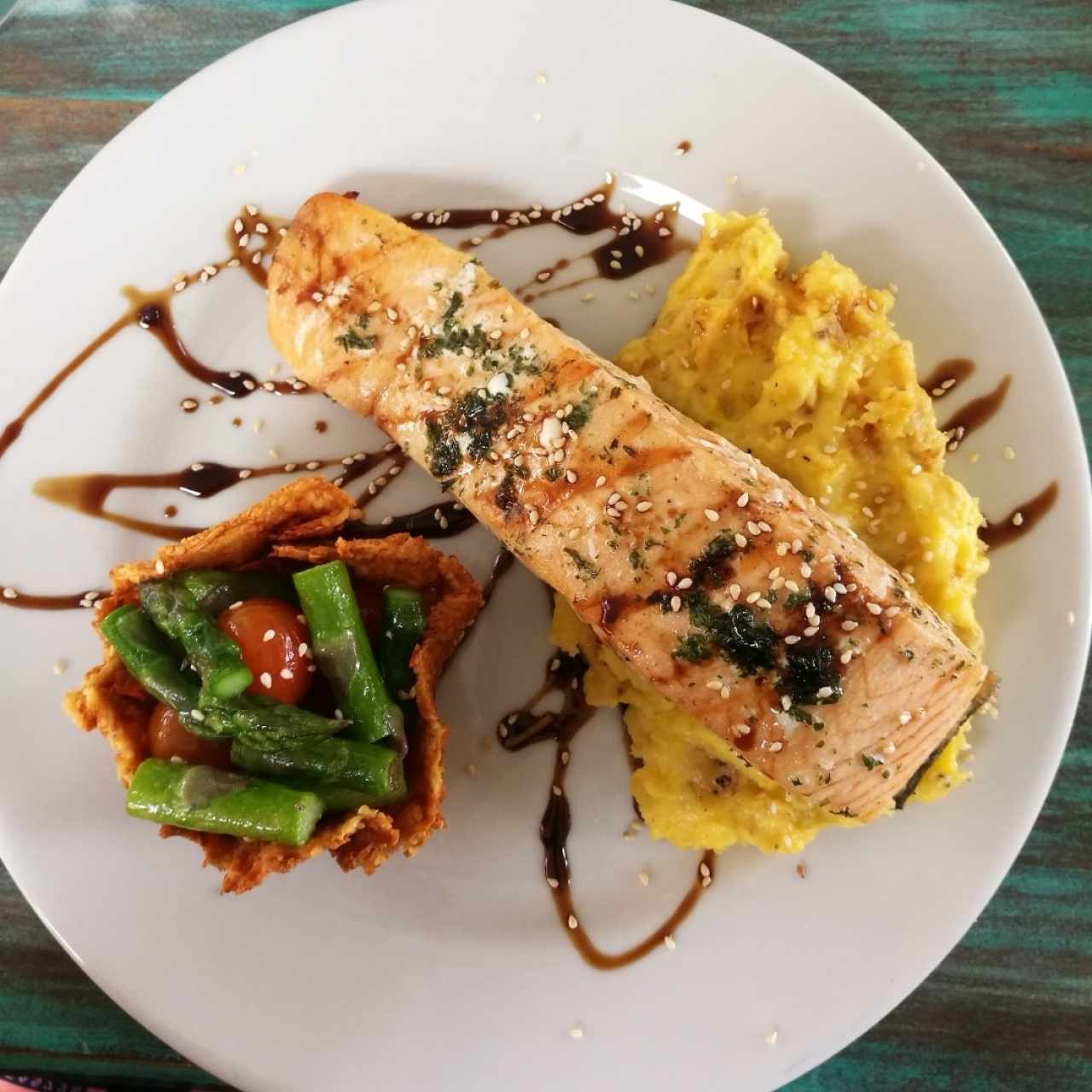 Salmón con puré de papá y espárragos
