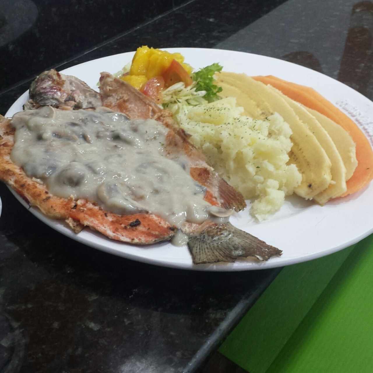 Trucha en salsa de champiñones