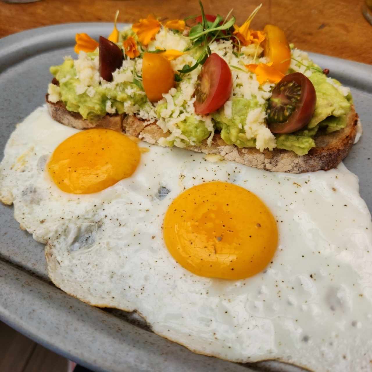Tostada con aguacate 