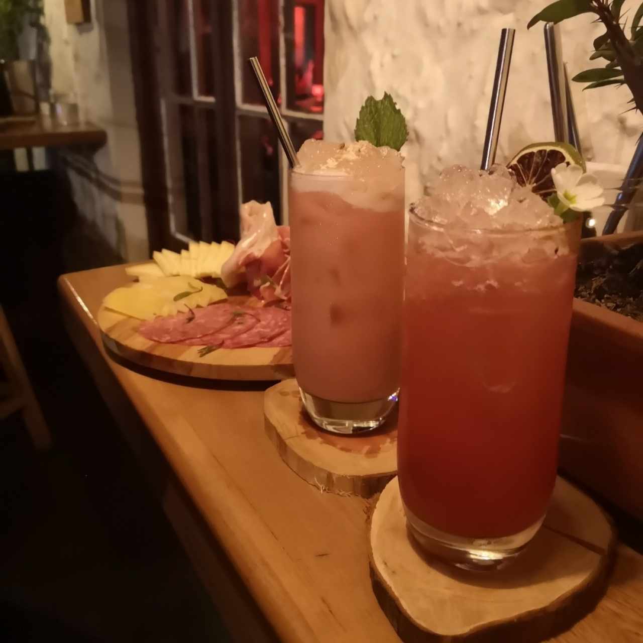 cócteles y tabla de quesos