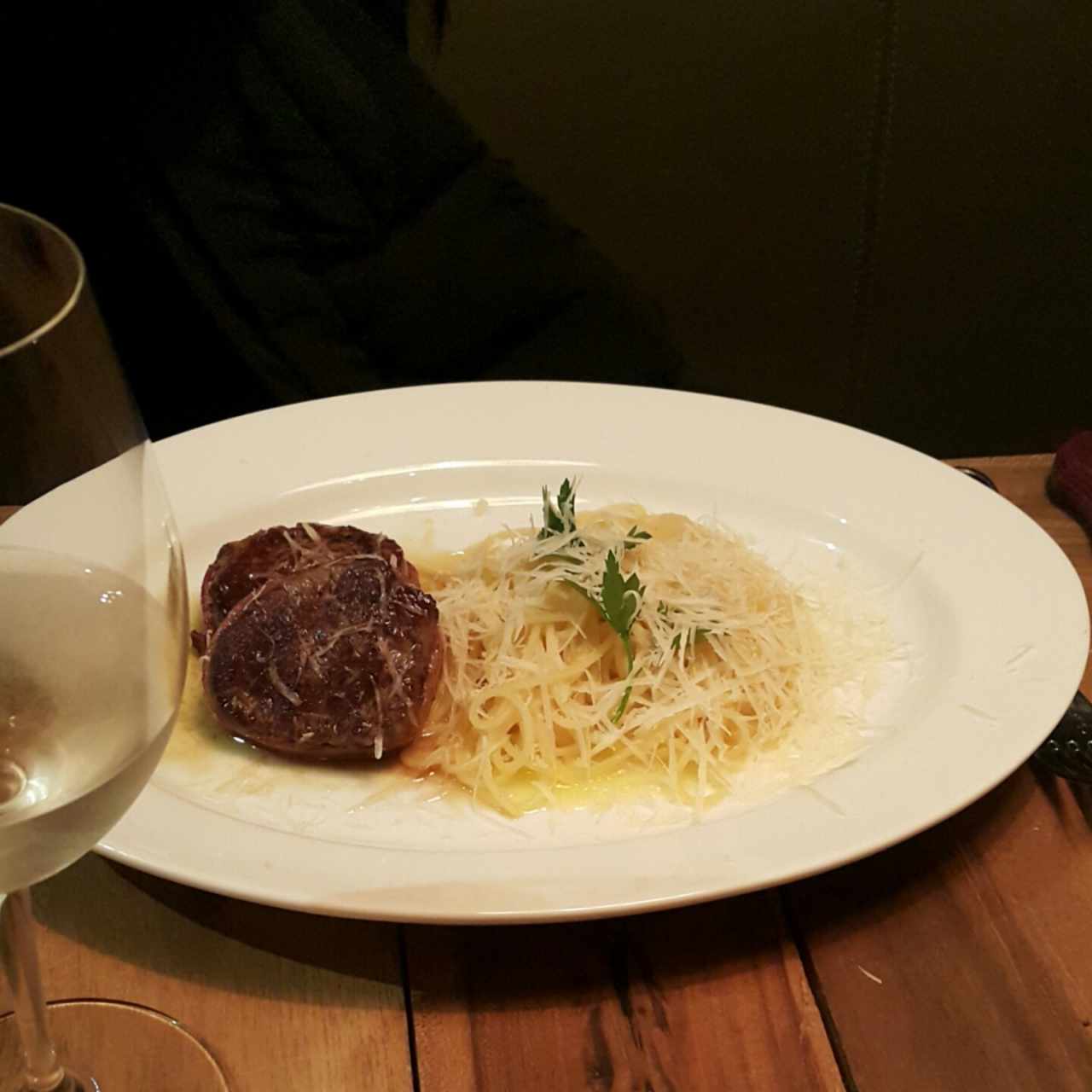 lomo con pasta al burro
