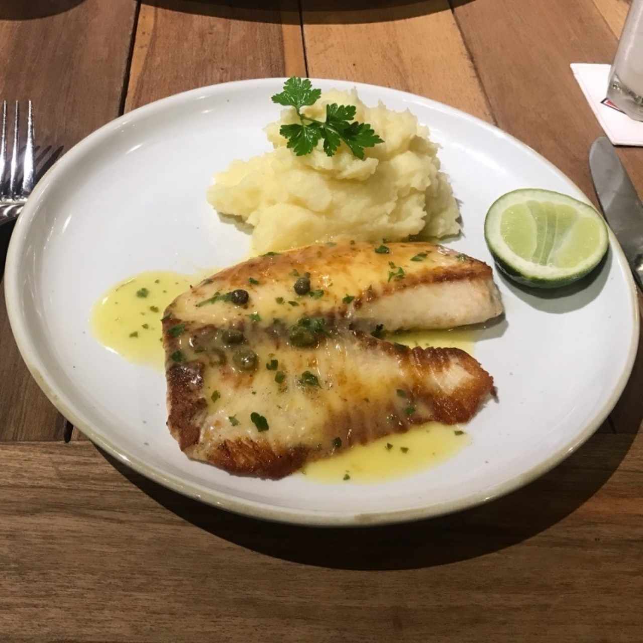 Tilapia en salsa de limón y alcaparras