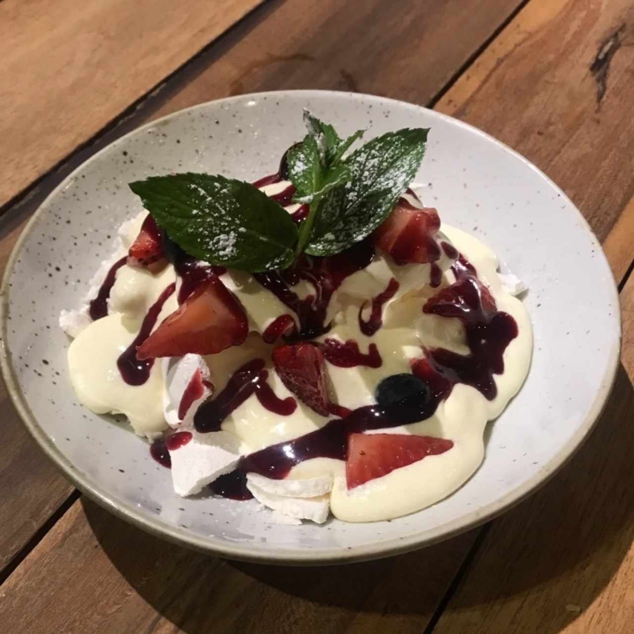 Pavlova con dulce de frutos rojos