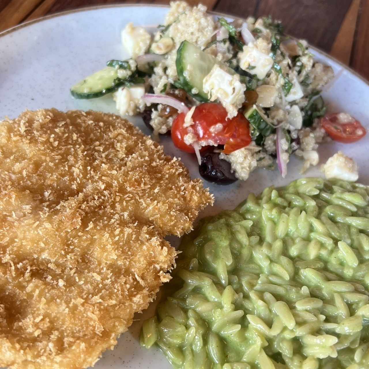 Orzo de cilantro, milanesa de pollo y ensalada griega 