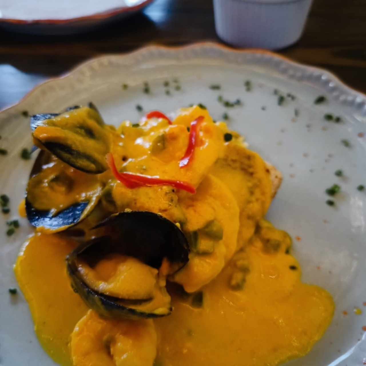 Pescado blanco bañado en salsa tropical