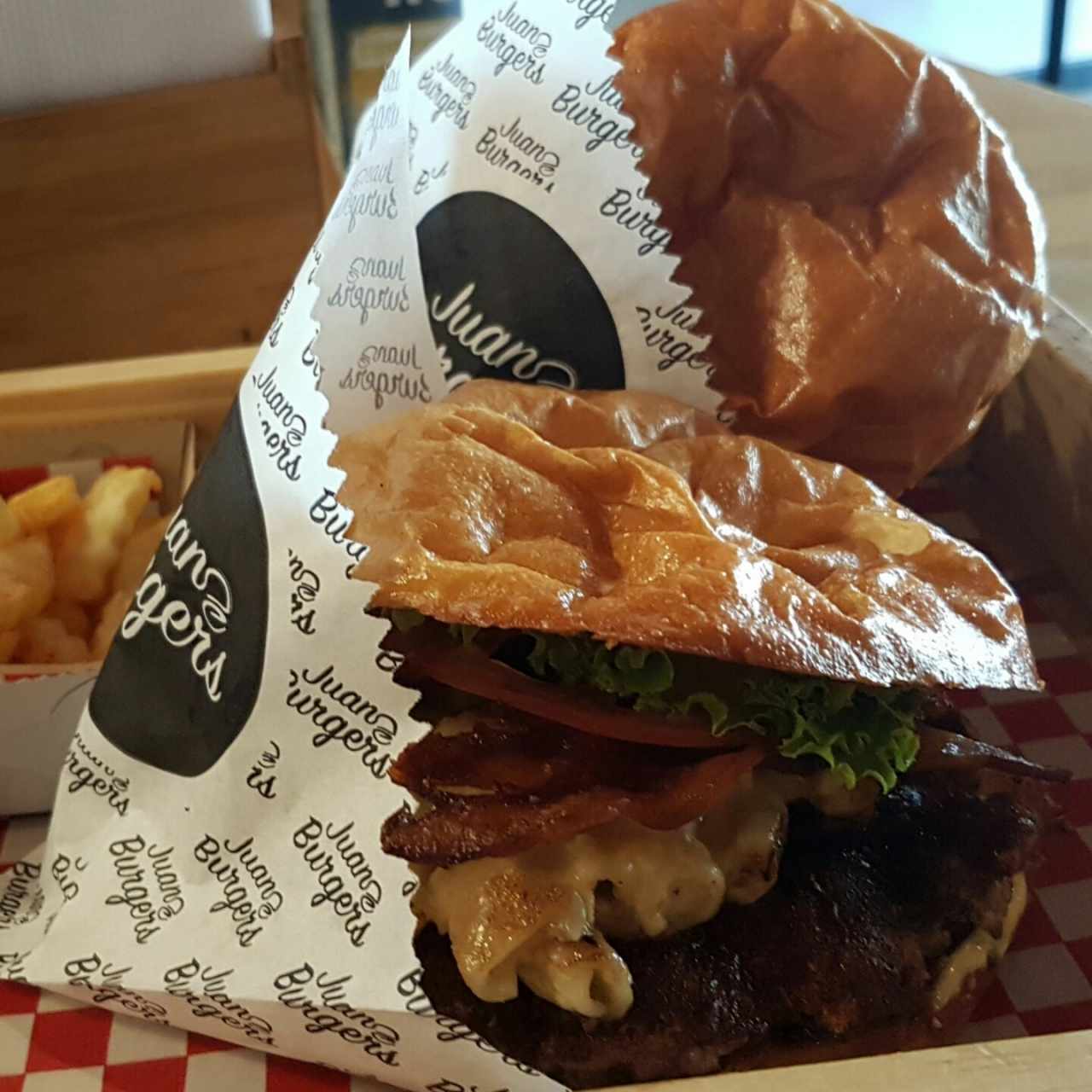 Mac & Cheese Burger con adición de tocineta