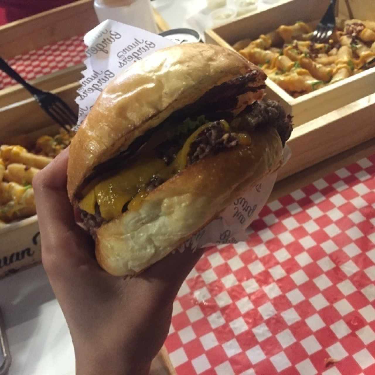 hamburguesa doble carne doble queso y adicion de tocineta
