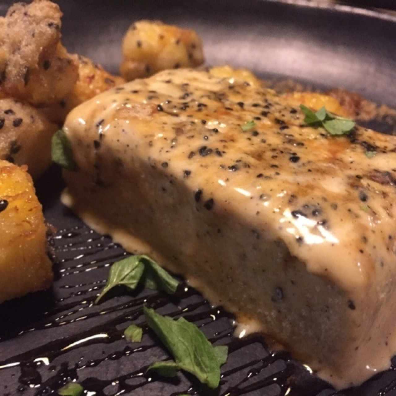 Helado de sésamo y banana tempura