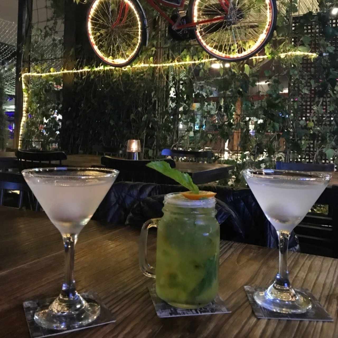 lychee martini y mojito de lulo