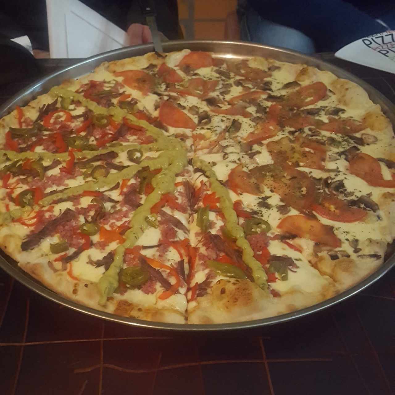 mitad jalapeña mitad funghi