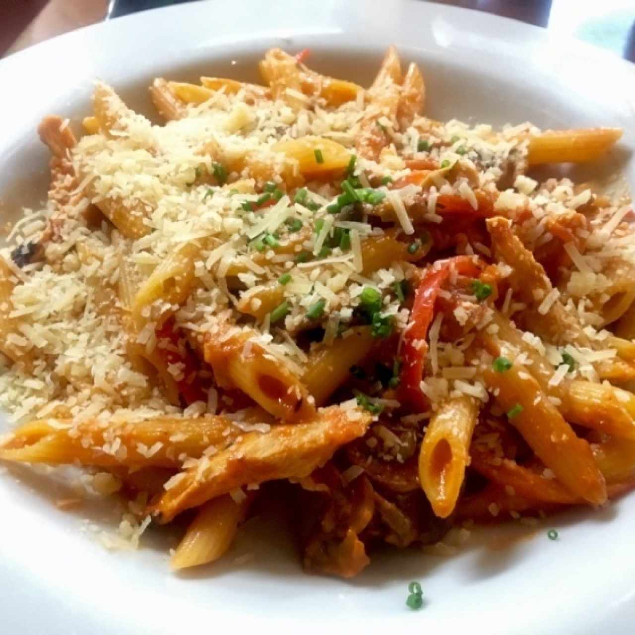 Meze Penne con pollo y crema