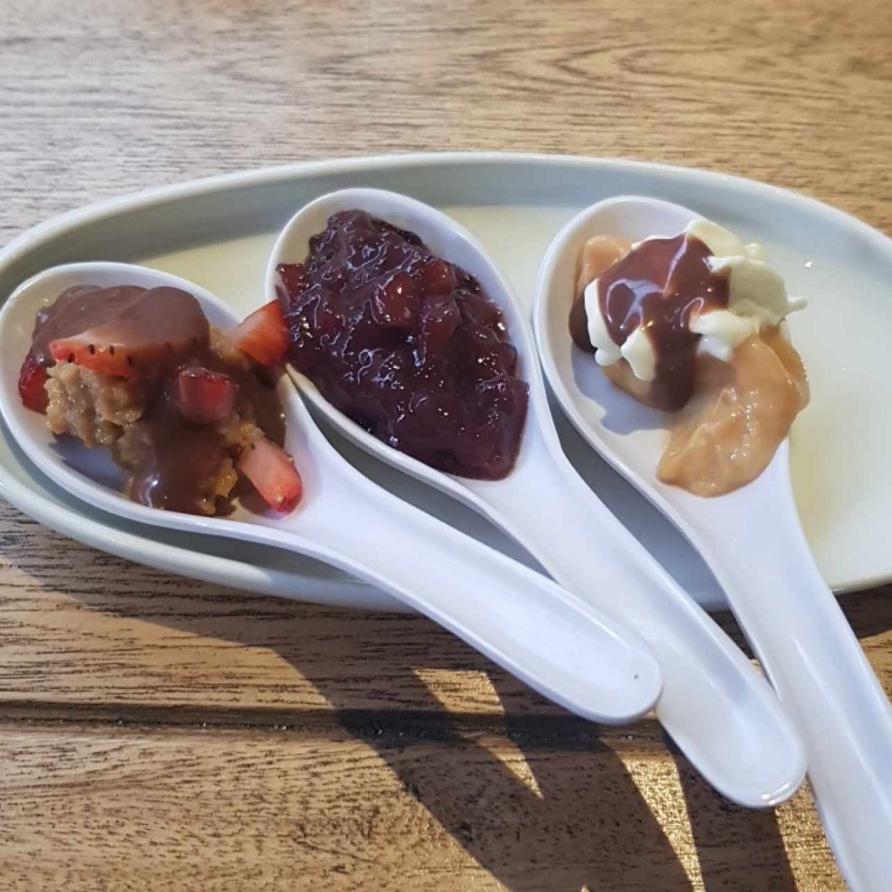 trilogía de postres, 3 leches, maíz morado y derrumbado de Guanabana