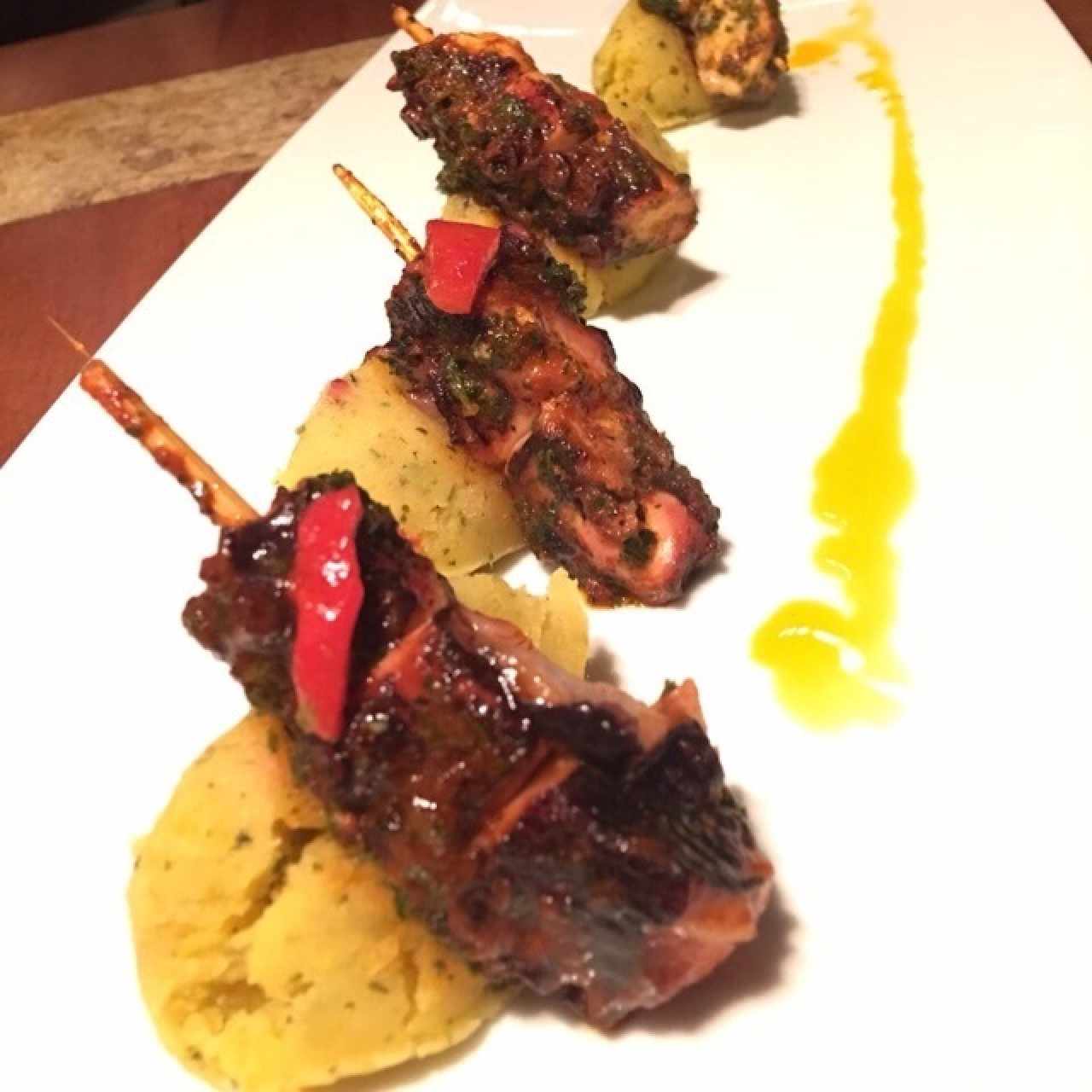 Anticucho de Pulpo a la Brasa con chimichurri parrillero