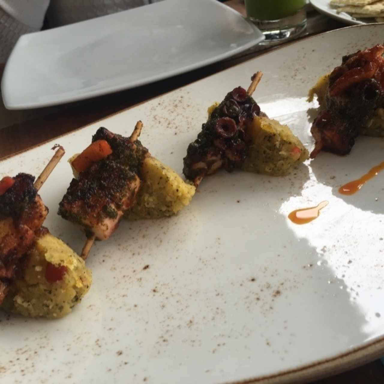 pulpo a la parrilla sobre pure de papa criolla y con salsa chimichurri