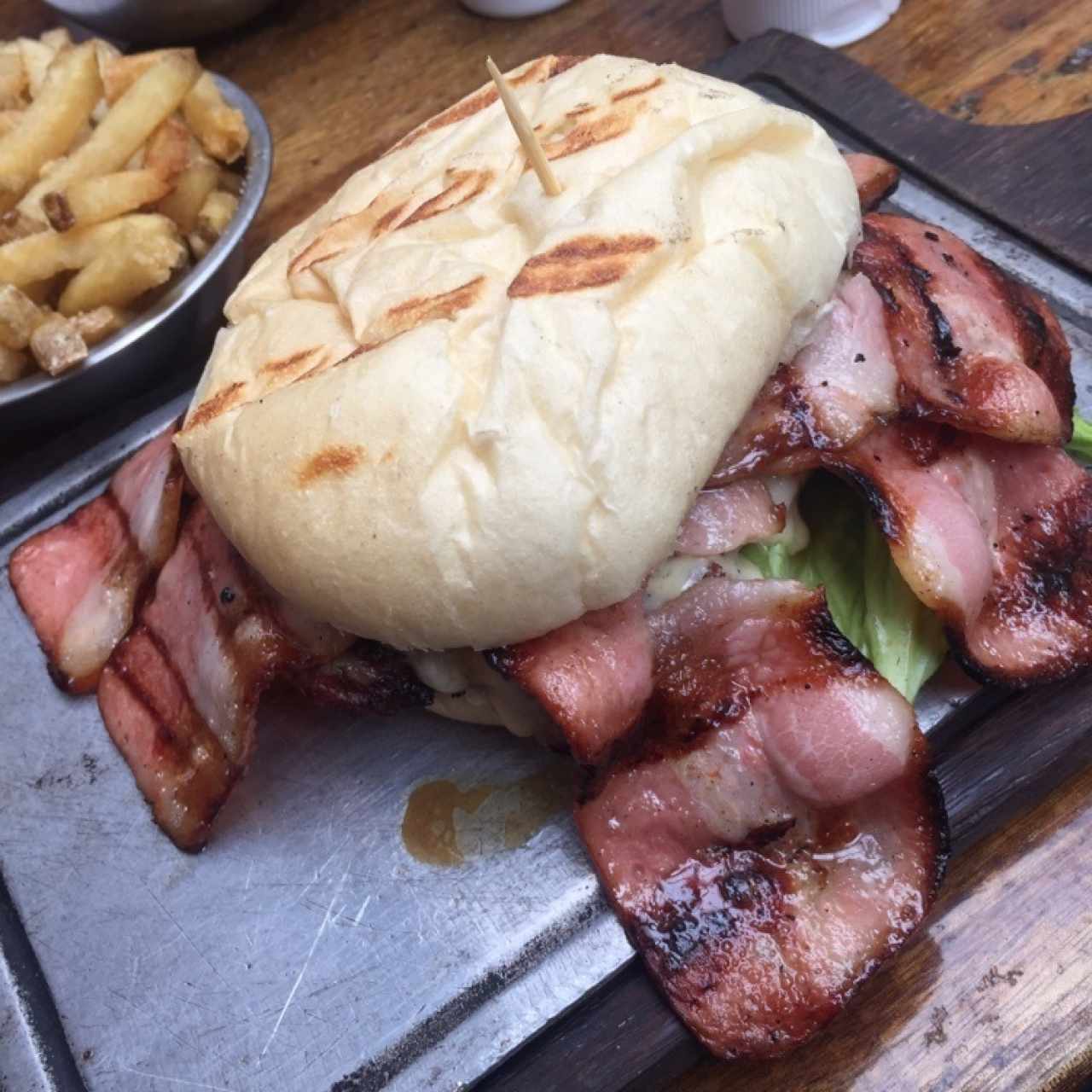Hamburguesa de res con tocineta