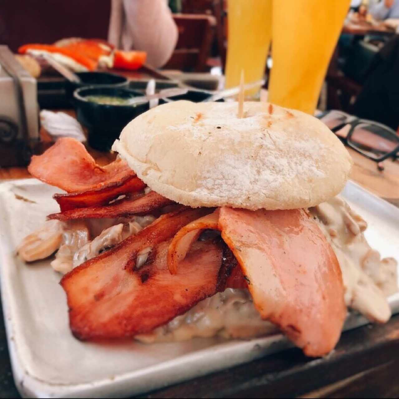 hamburguesa con tocineta y champiñones 