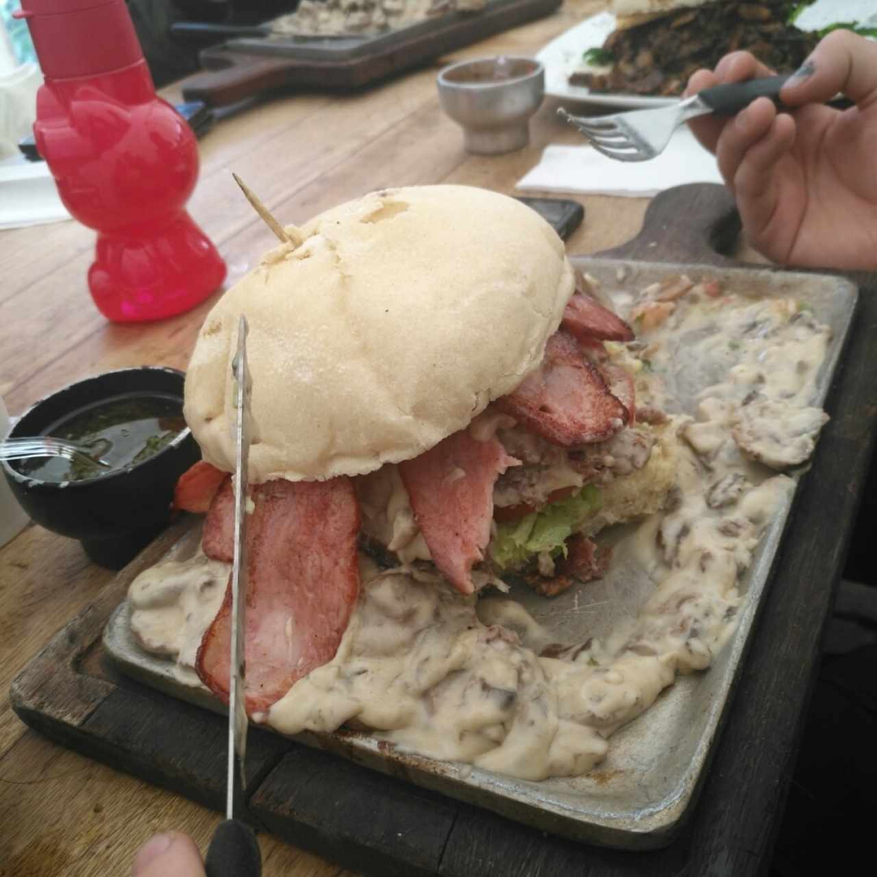 hamburguesa con champiñones y tocineta