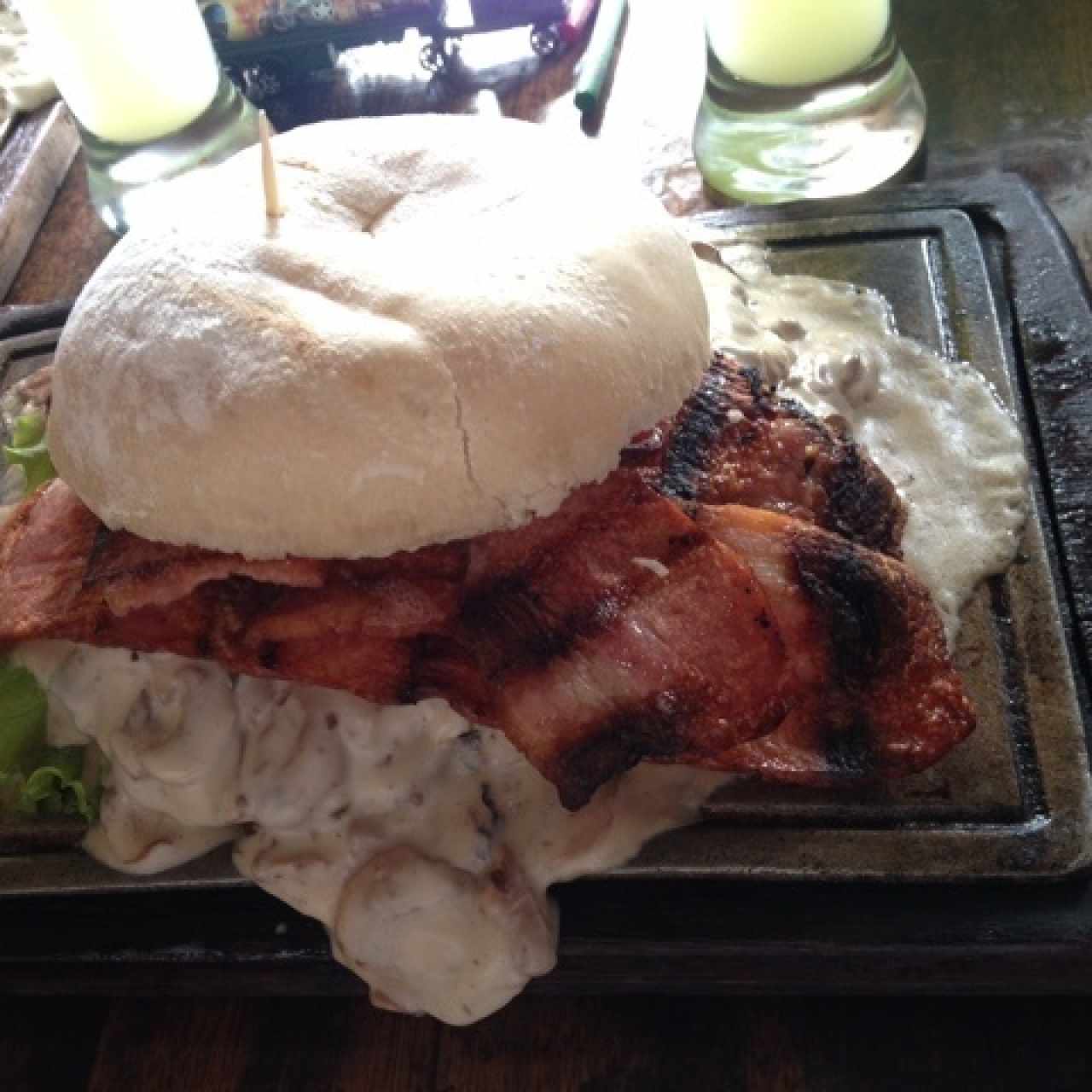 hamburguesa de carne con salsa de champiñones y tocineta