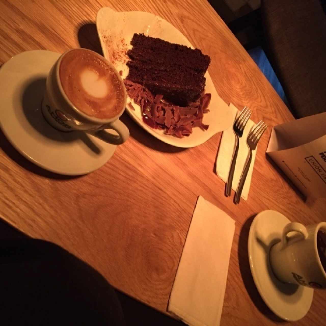 macchiato y torta de chocolate