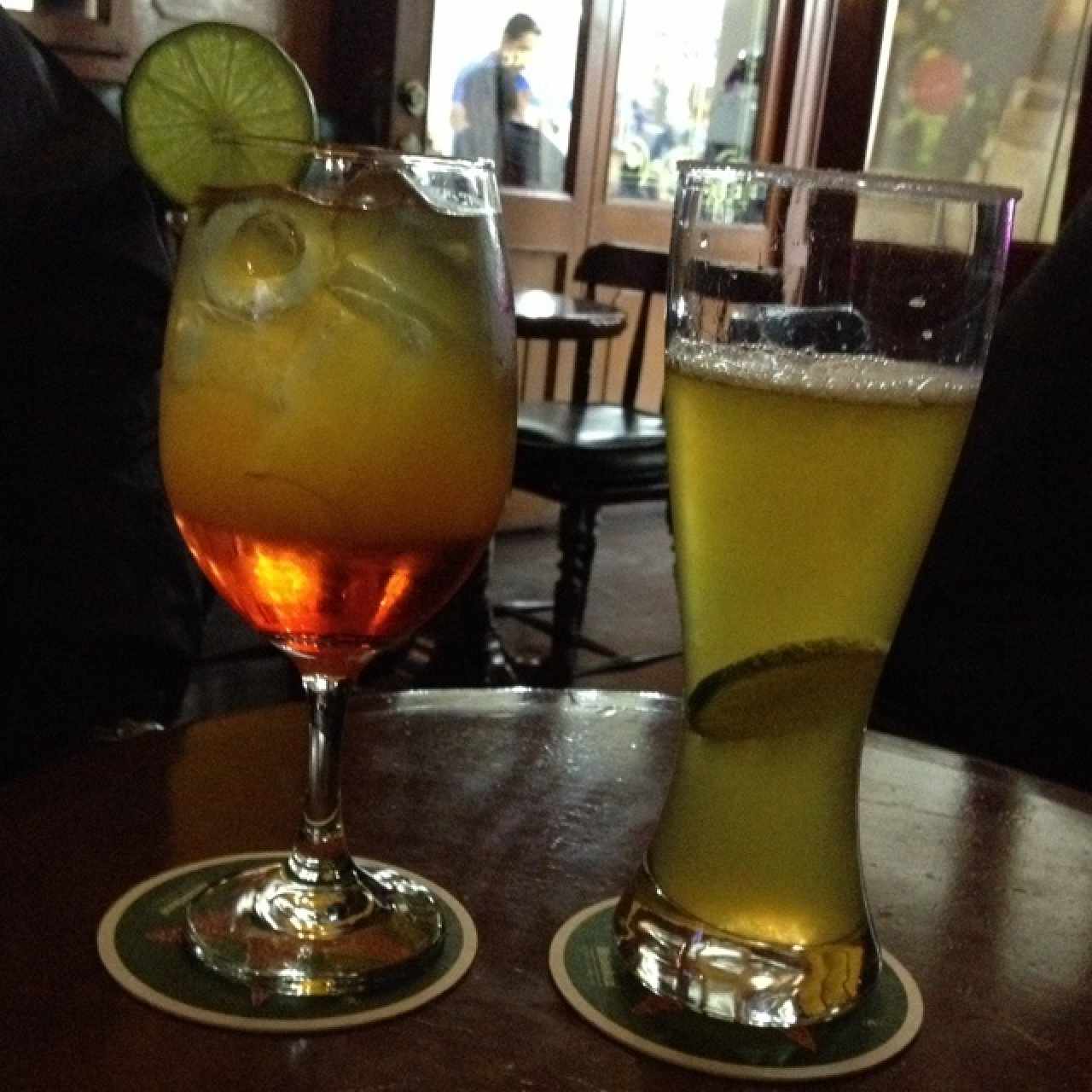 un cabeza de jabalí y una cerveza corona michelada. 