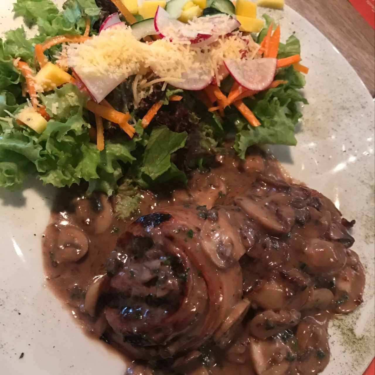 Filete Mignon con Ensalada Mixta