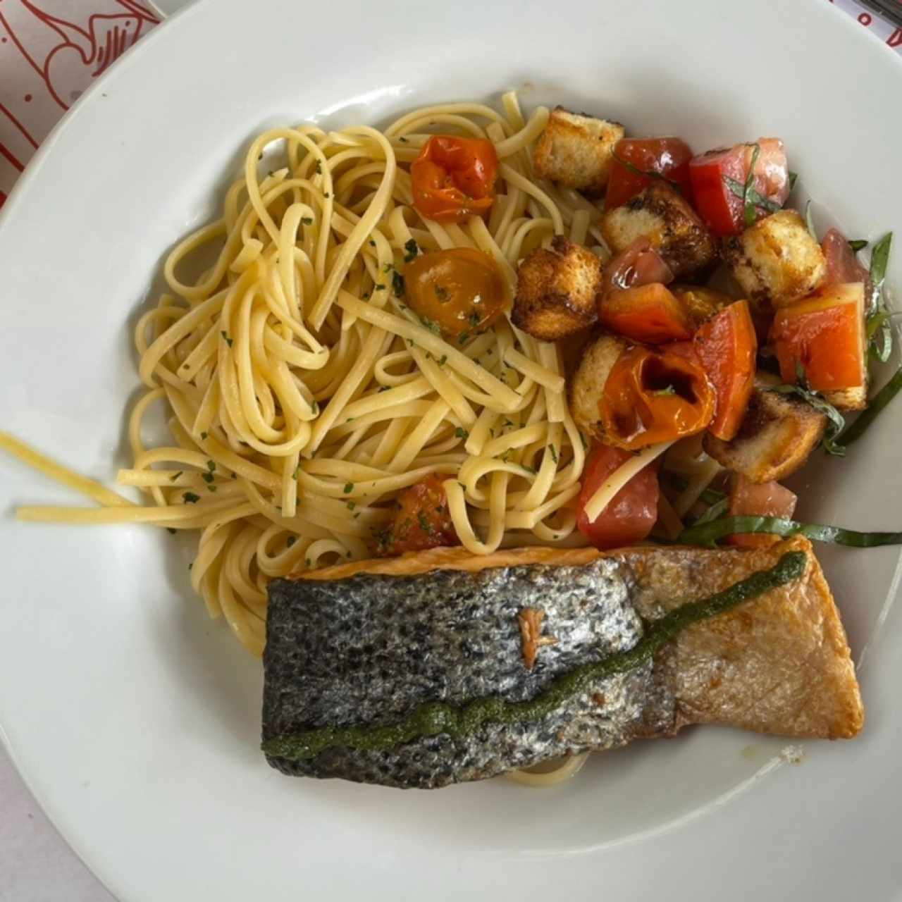 Salmón con panzanella y gremolata