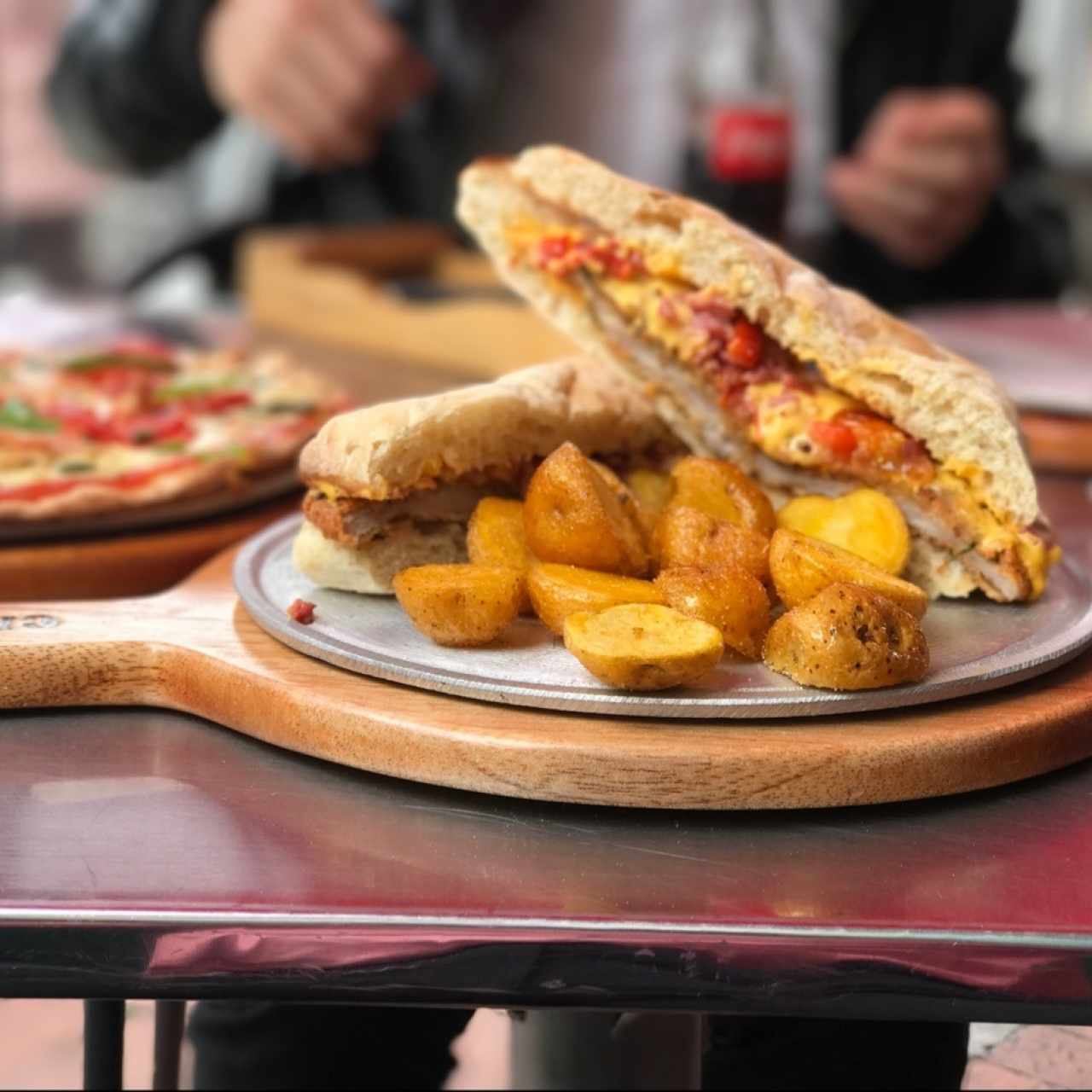 Milanesa de pollo con preparación caminito
