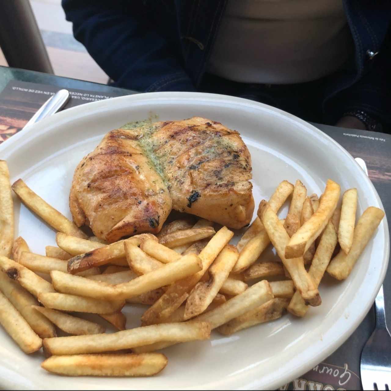pollo a la plancha con papas francesas