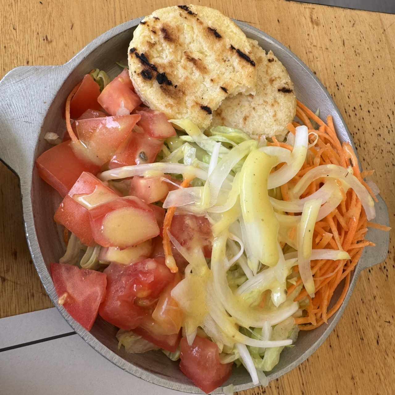 Ensalada y arepas 