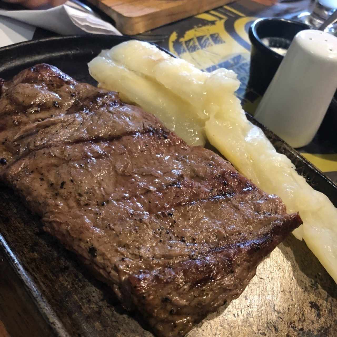 lomo bonga con yuca cocida
