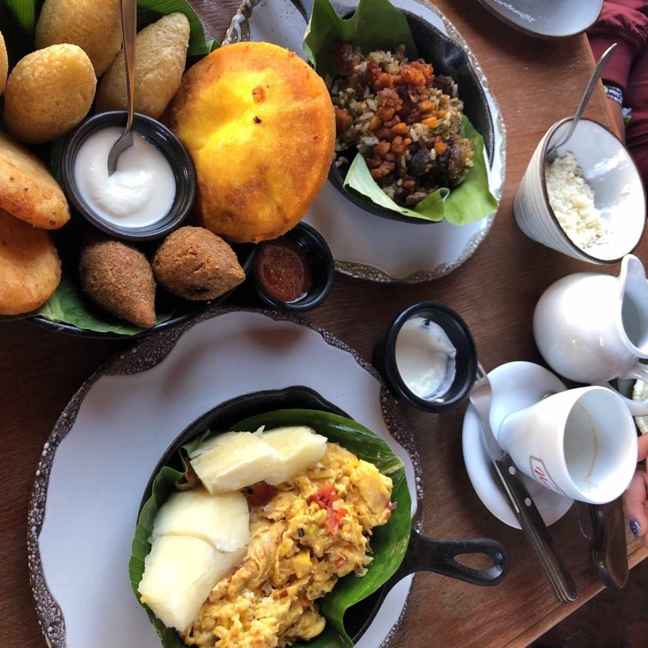 calentado sinuano + bandeja de fritos + huevo perico