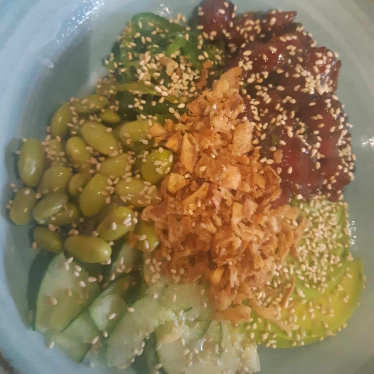 Atun, edamame, pepimo, cebolla crispy etc