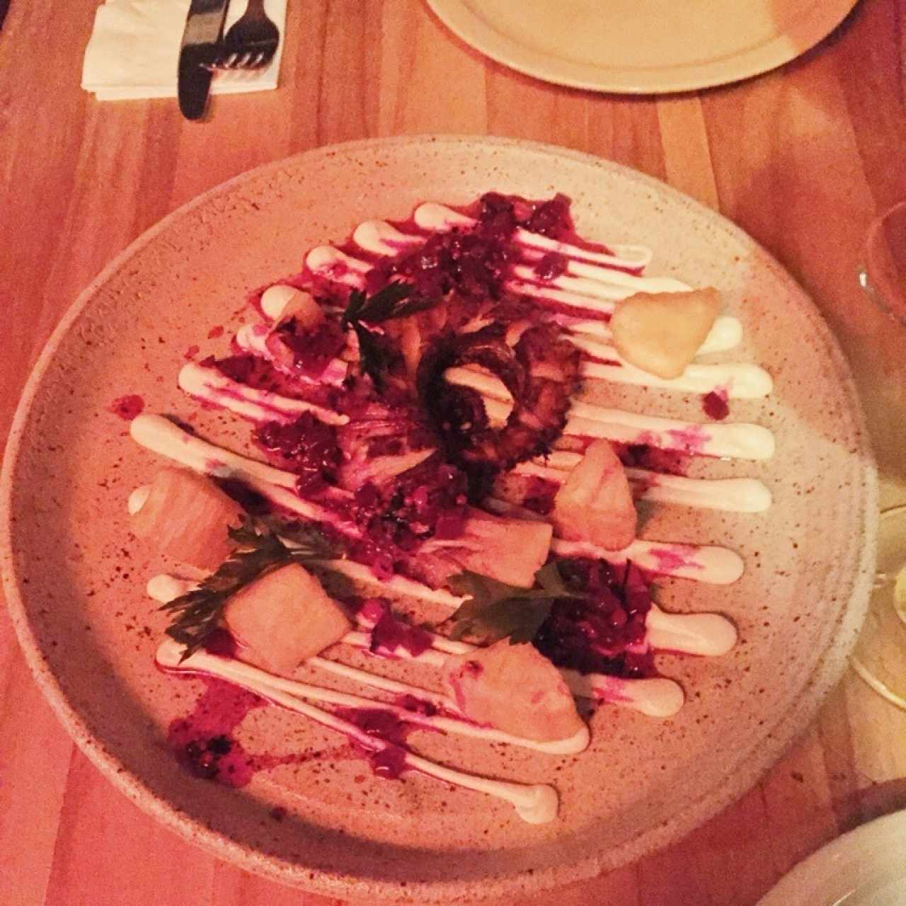Pulpo con chimichurri de remolacha