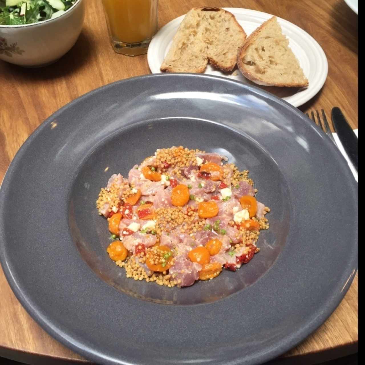 Atún con uchuvas y quinoa crocante