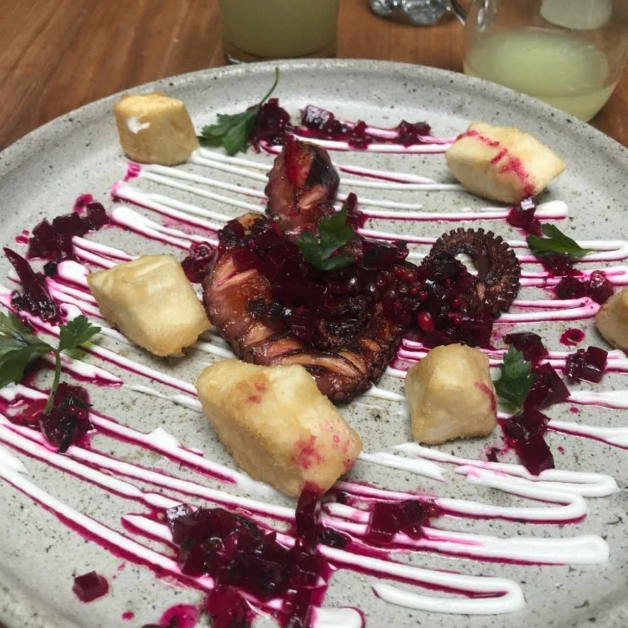 pulpo asado con yuca y ceviche de remolacha
