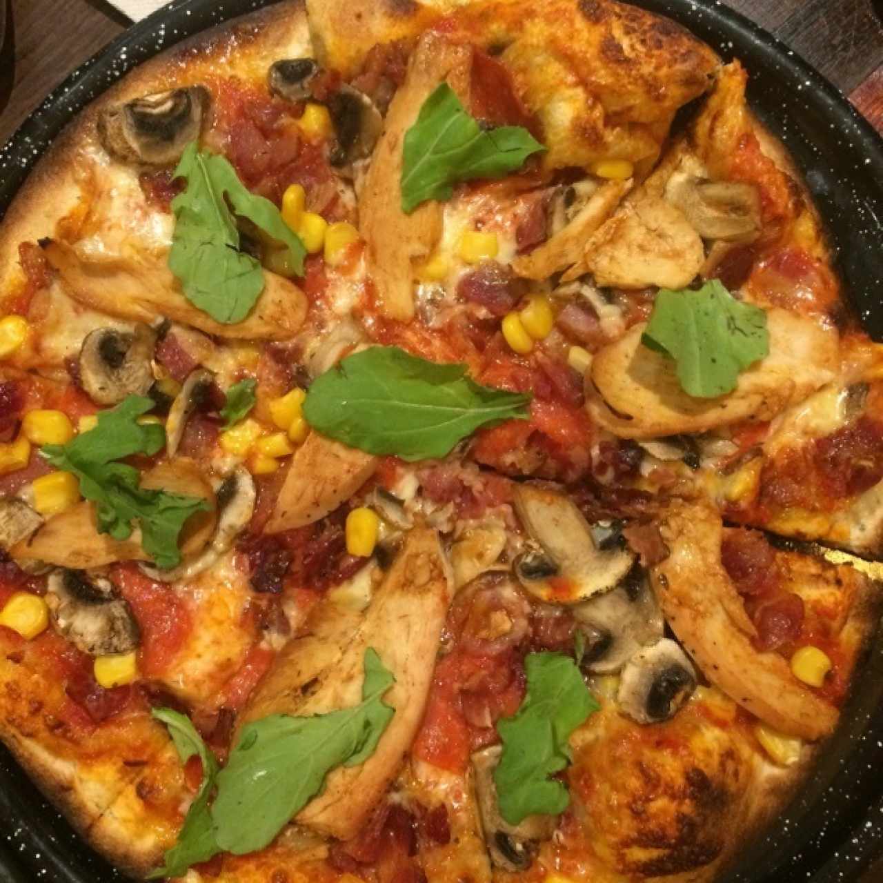 Masa oregano, peperoni, pollo BBQ, tocineta, maíz, albahaca y salsa Diávola