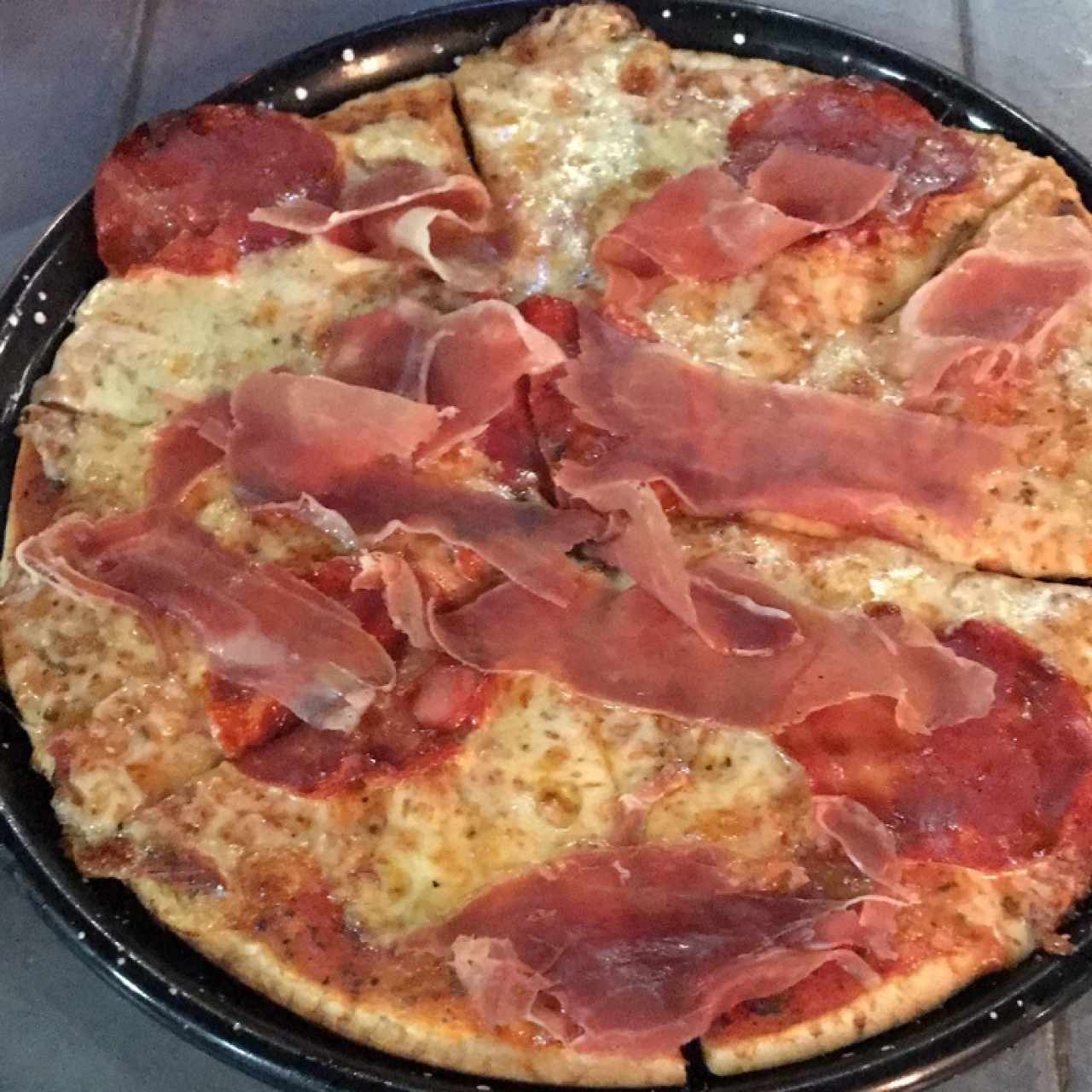 jamon serrano y chorizo español 