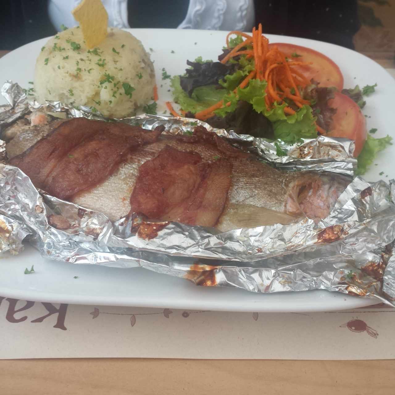 Trucha relleno con verduras y tocineta