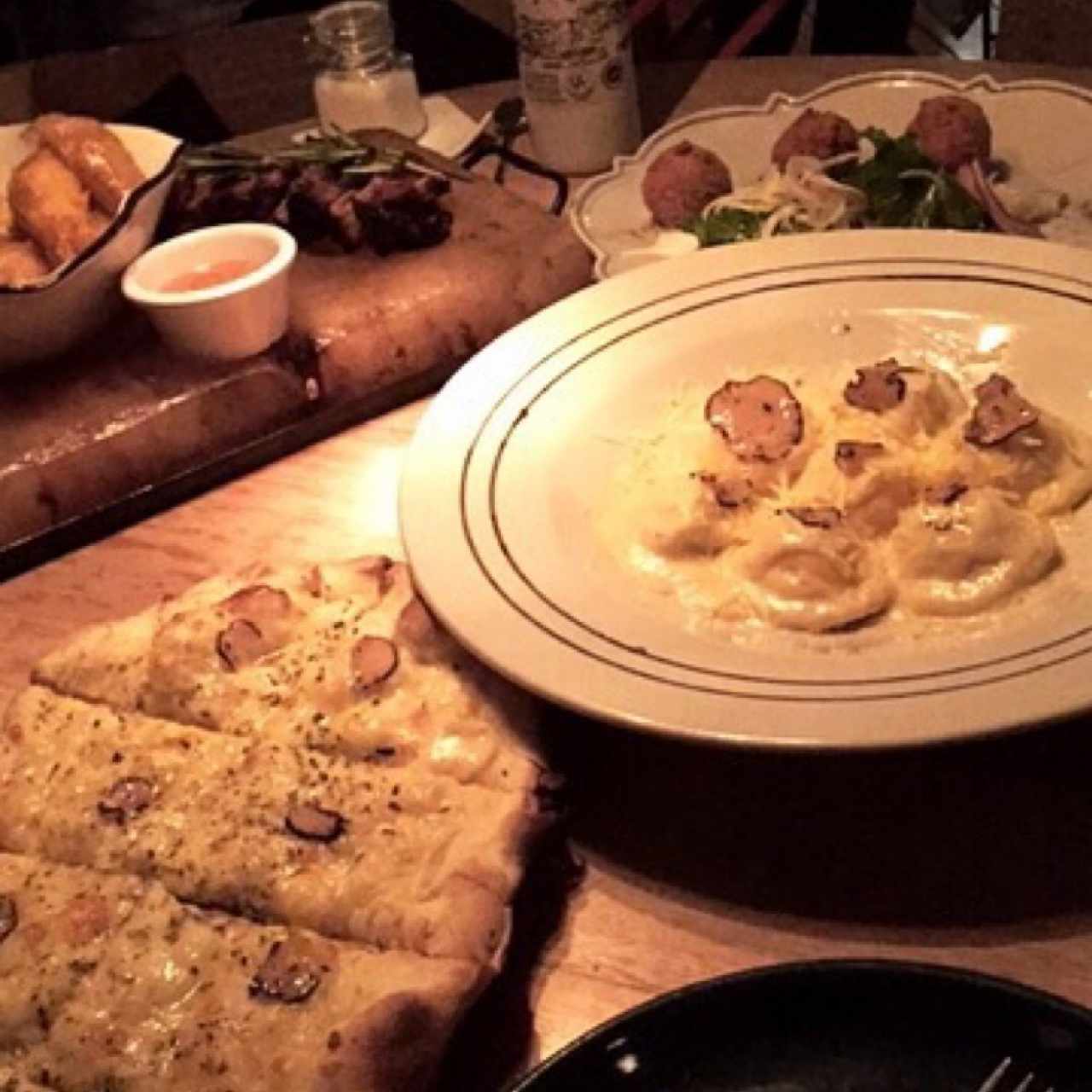 carne, raviolis de trufa, crocetas de morcilla, pizzetta de trufas. 