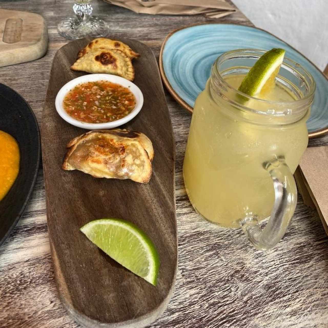 Empanadas de ma casa al horno de leña y limonada de la casa con piña y jengibre