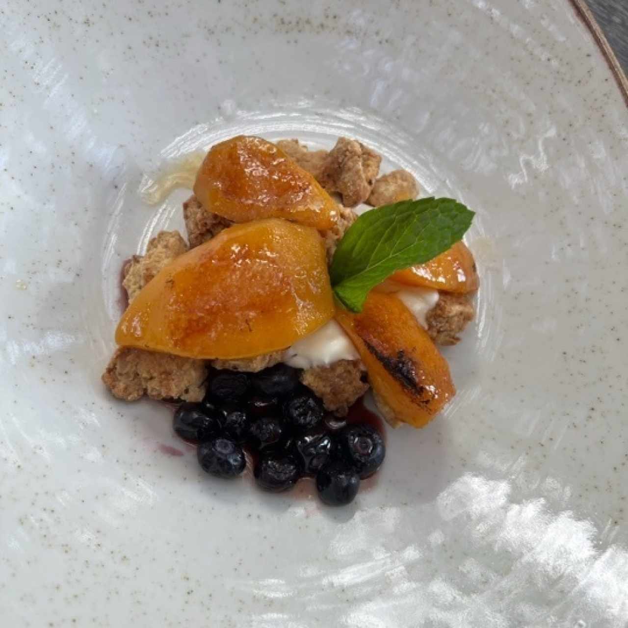 Duraznos asados con granola 
