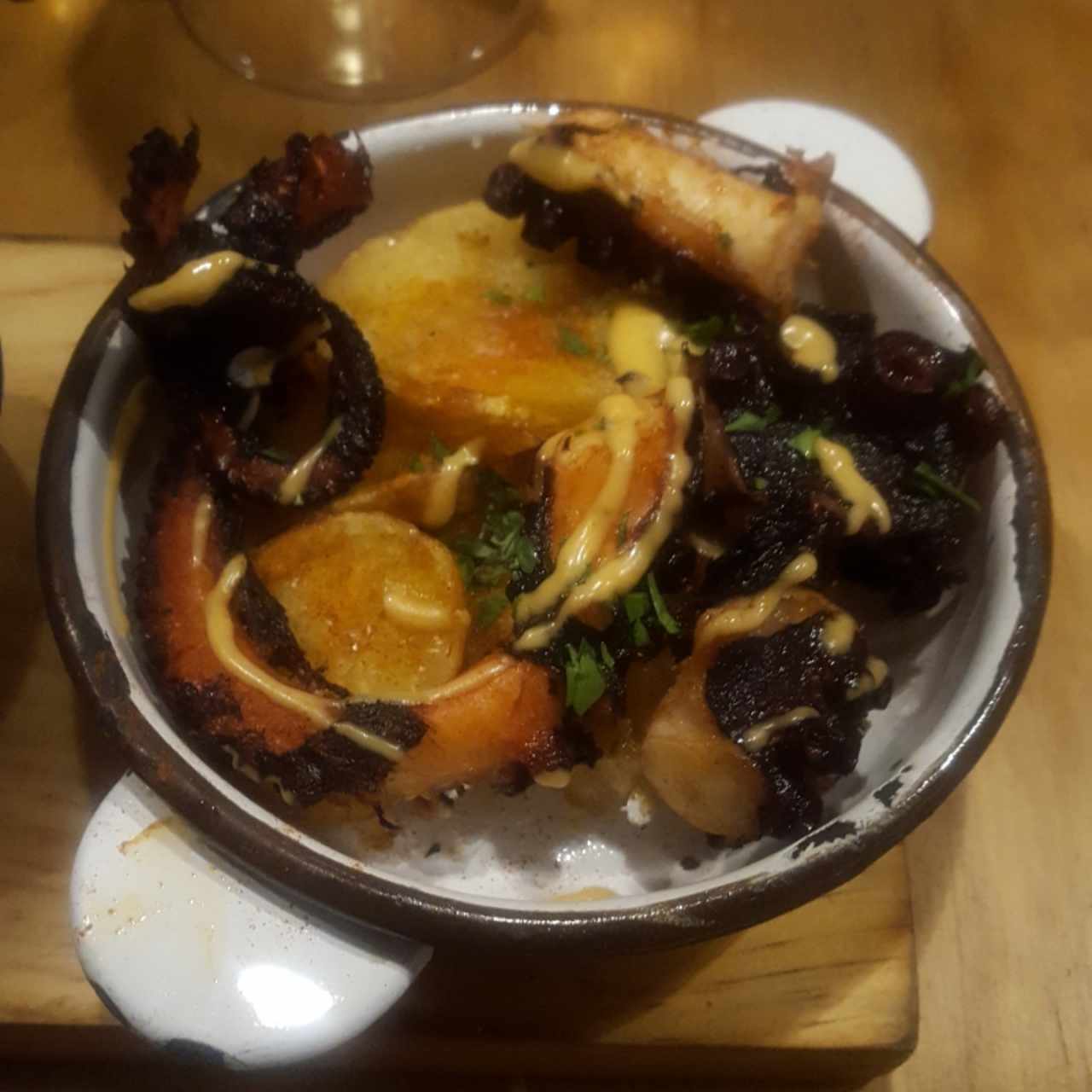 Pulpo sobre papa con aceite de oliva y paprika