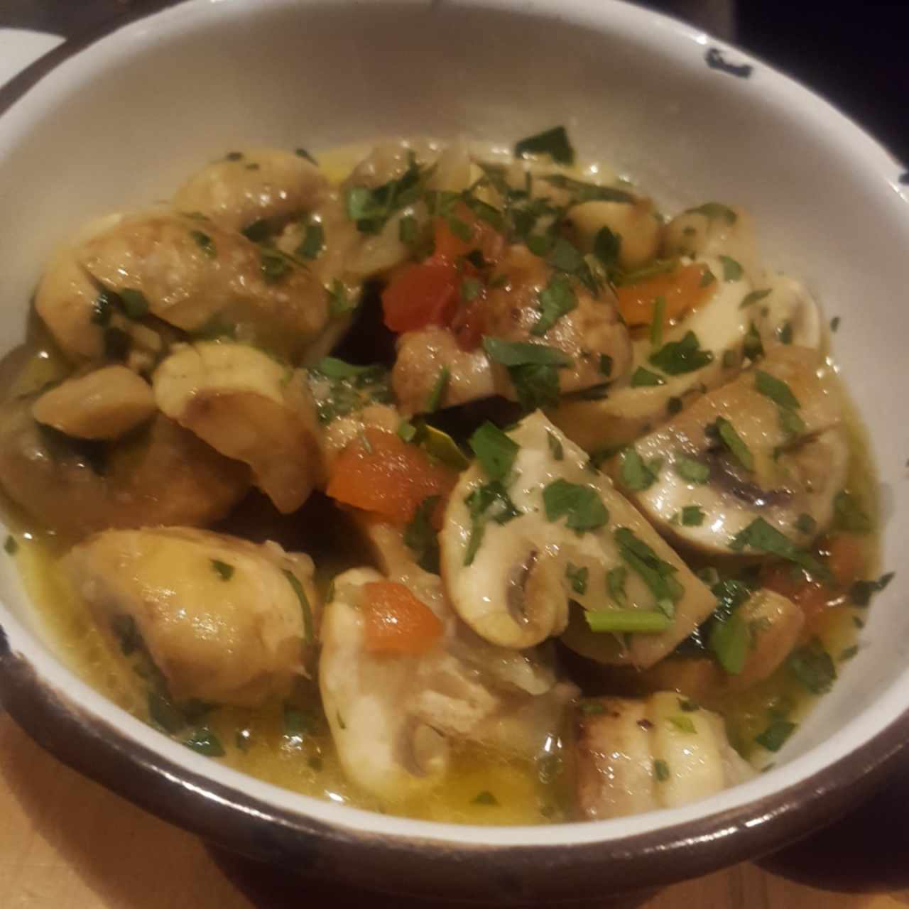 Champiñones al ajillo
